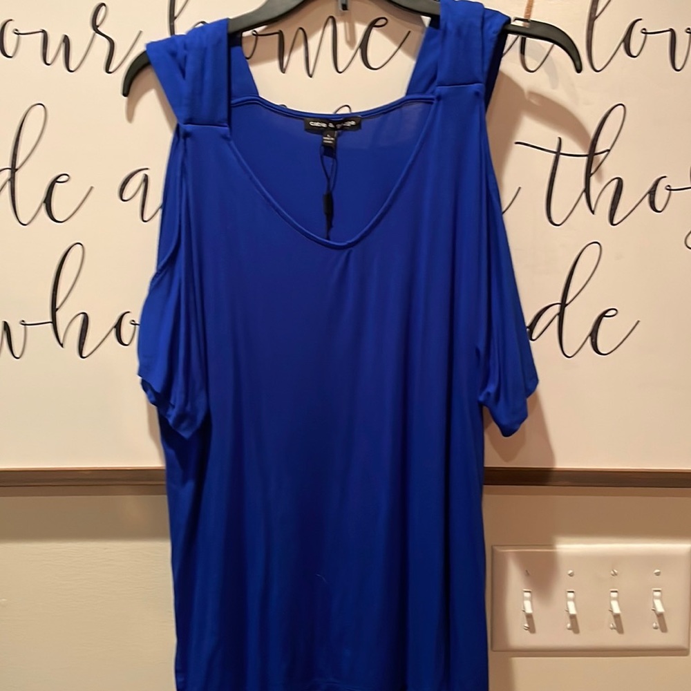 Cable & Gauge cold shoulder blue top